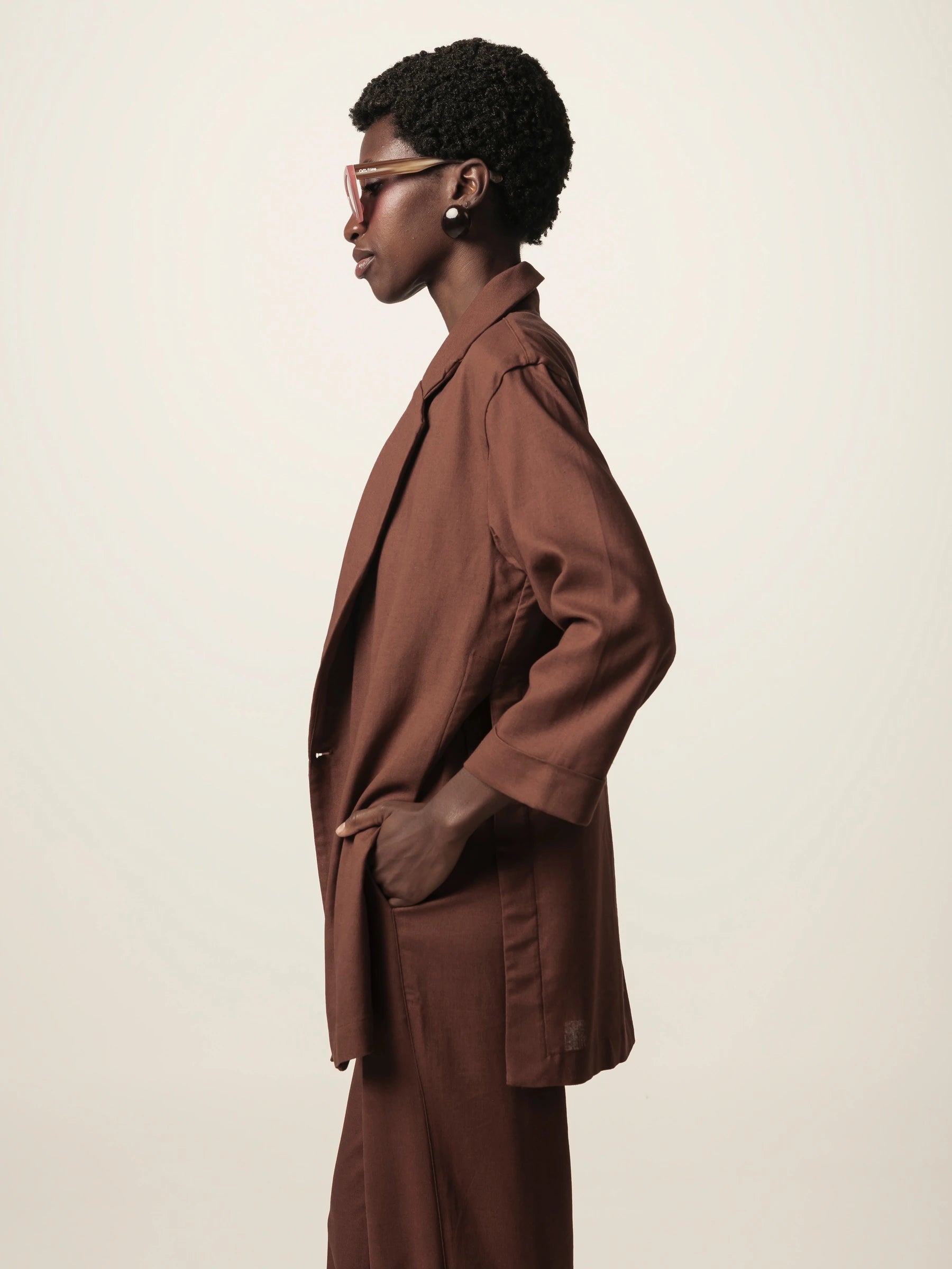 Blazer Alfaiataria Sândalo de Linho e Viscose FSC™ Marrom Escuro. Compre online moda sustentável e atemporal na Minimadeia, marca slow fashion de roupas femininas. Foto produto JUN26 07