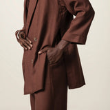 Blazer Alfaiataria Sândalo de Linho e Viscose FSC™ Marrom Escuro. Compre online moda sustentável e atemporal na Minimadeia, marca slow fashion de roupas femininas. Foto produto JUN26 08