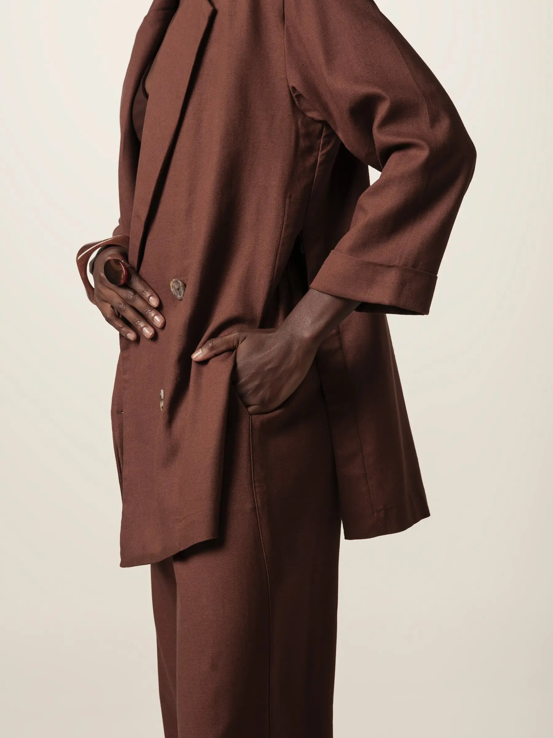 Blazer Alfaiataria Sândalo de Linho e Viscose FSC™ Marrom Escuro. Compre online moda sustentável e atemporal na Minimadeia, marca slow fashion de roupas femininas. Foto produto JUN26 08