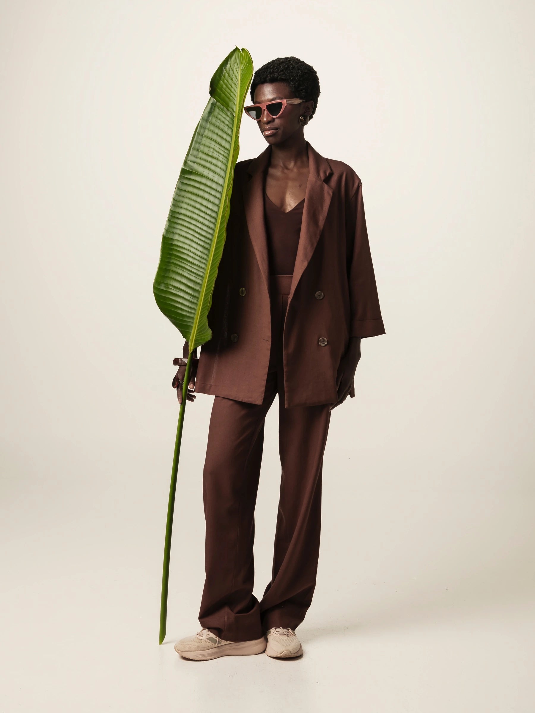 Blazer Alfaiataria Sândalo de Linho e Viscose FSC™ Marrom Escuro. Compre online moda sustentável e atemporal na Minimadeia, marca slow fashion de roupas femininas. Foto produto JUN26 11