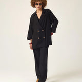 Blazer Alfaiataria Sândalo de Linho e Viscose FSC™ Preto. Compre online moda sustentável e atemporal na Minimadeia, marca slow fashion de roupas femininas. Foto produto ABR25 01