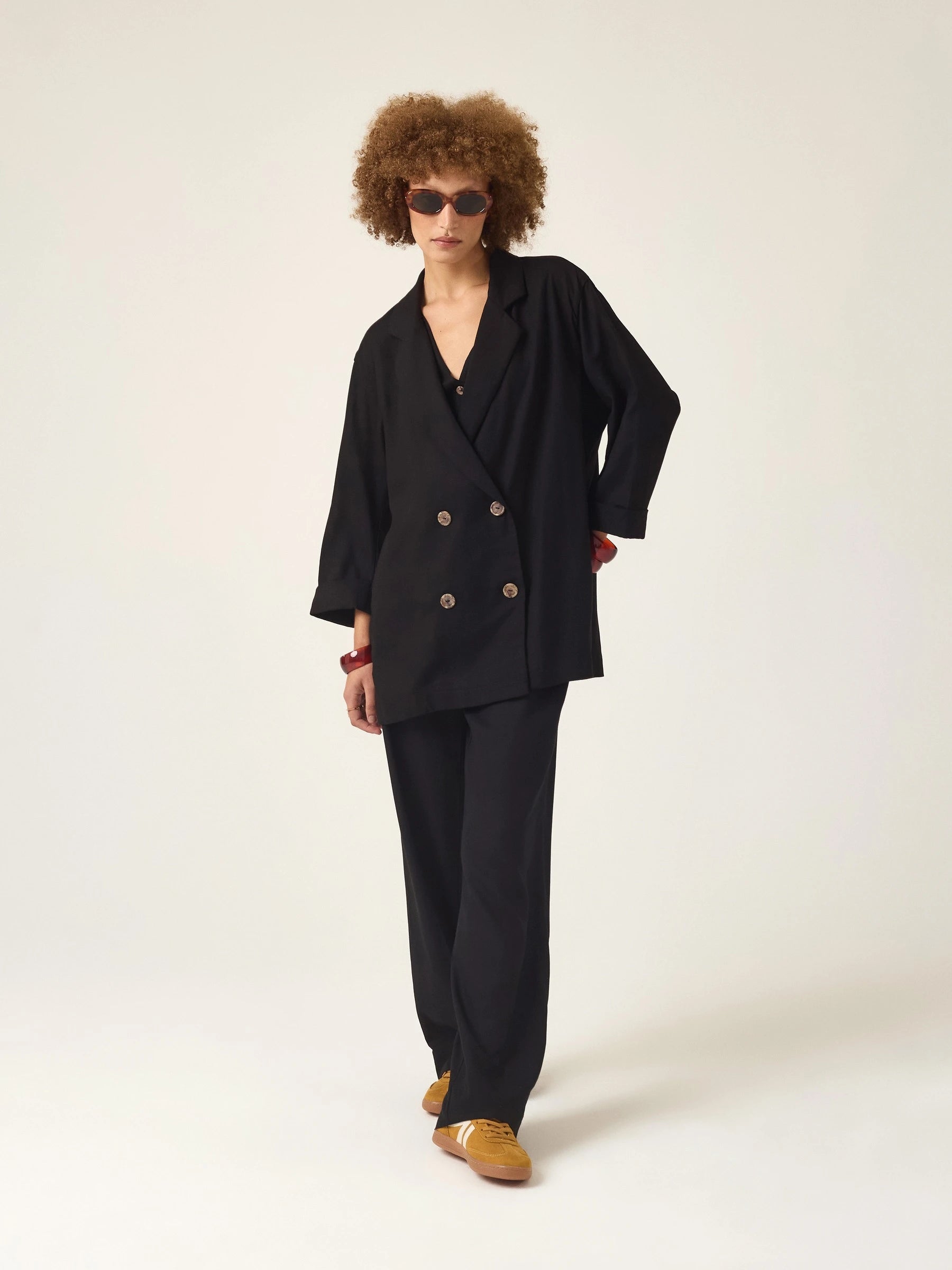 Blazer Alfaiataria Sândalo de Linho e Viscose FSC™ Preto. Compre online moda sustentável e atemporal na Minimadeia, marca slow fashion de roupas femininas. Foto produto ABR25 01