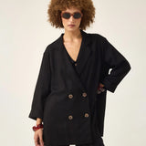Blazer Alfaiataria Sândalo de Linho e Viscose FSC™ Preto. Compre online moda sustentável e atemporal na Minimadeia, marca slow fashion de roupas femininas. Foto produto ABR25 02