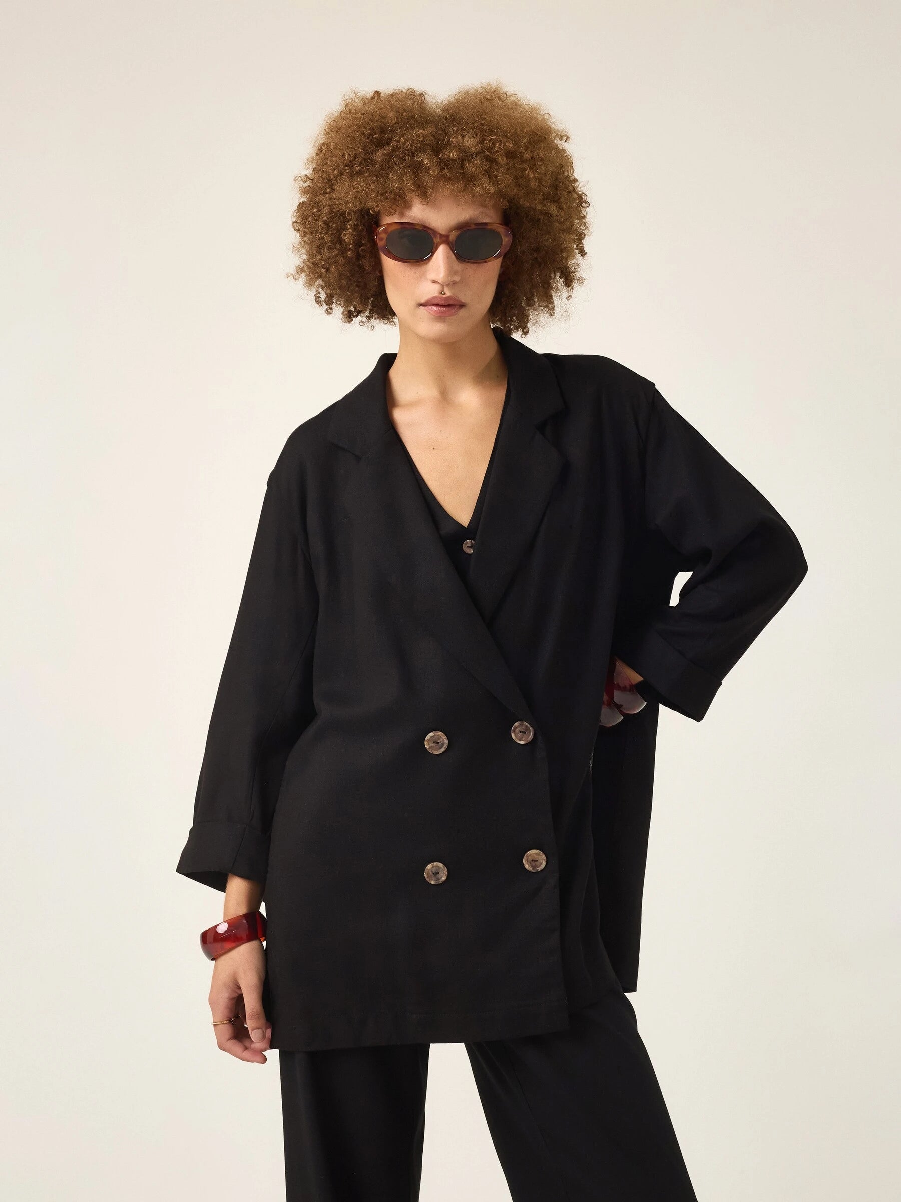 Blazer Alfaiataria Sândalo de Linho e Viscose FSC™ Preto. Compre online moda sustentável e atemporal na Minimadeia, marca slow fashion de roupas femininas. Foto produto ABR25 02