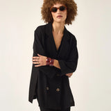 Blazer Alfaiataria Sândalo de Linho e Viscose FSC™ Preto. Compre online moda sustentável e atemporal na Minimadeia, marca slow fashion de roupas femininas. Foto produto ABR25 03