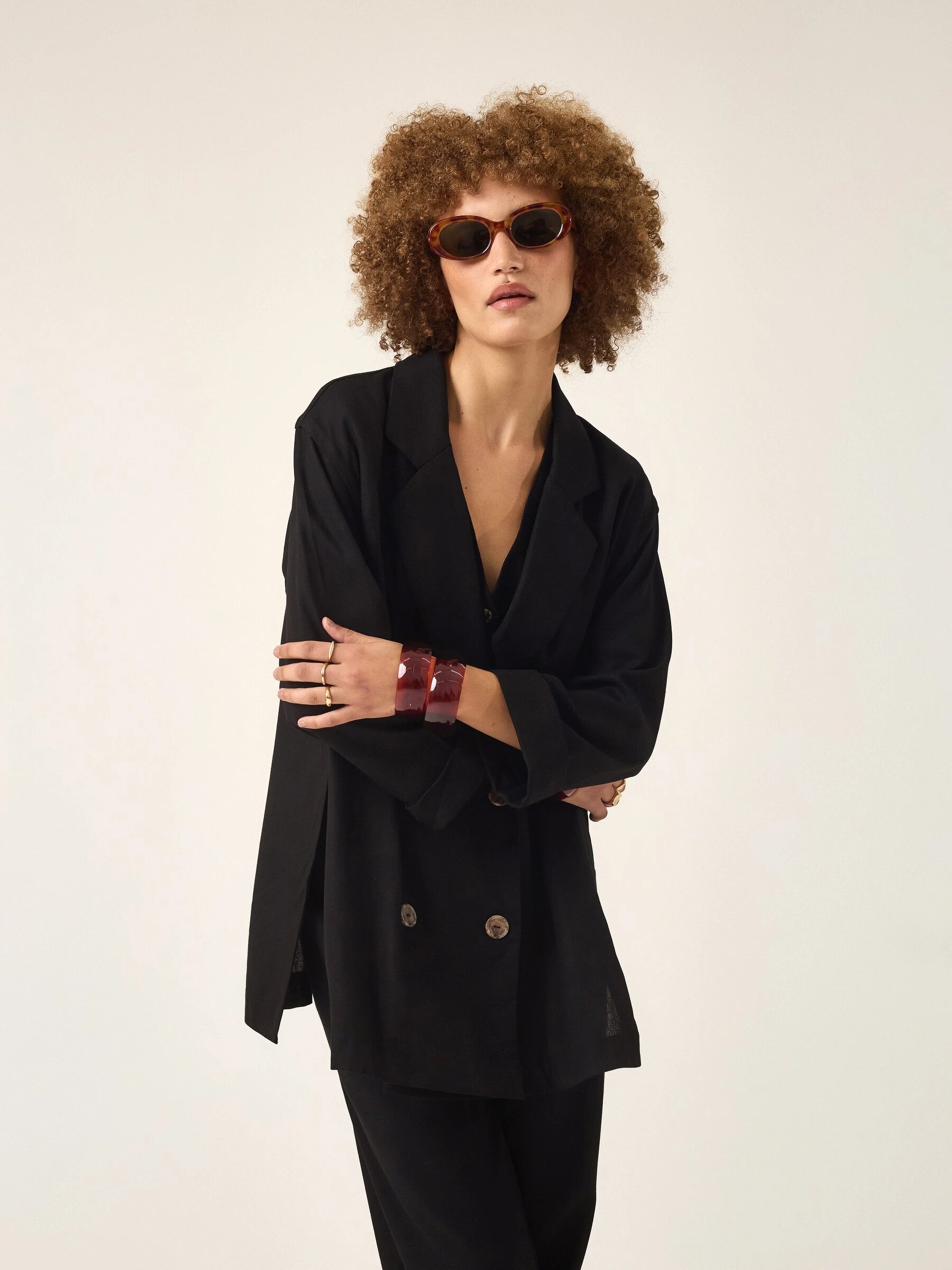 Blazer Alfaiataria Sândalo de Linho e Viscose FSC™ Preto. Compre online moda sustentável e atemporal na Minimadeia, marca slow fashion de roupas femininas. Foto produto ABR25 03