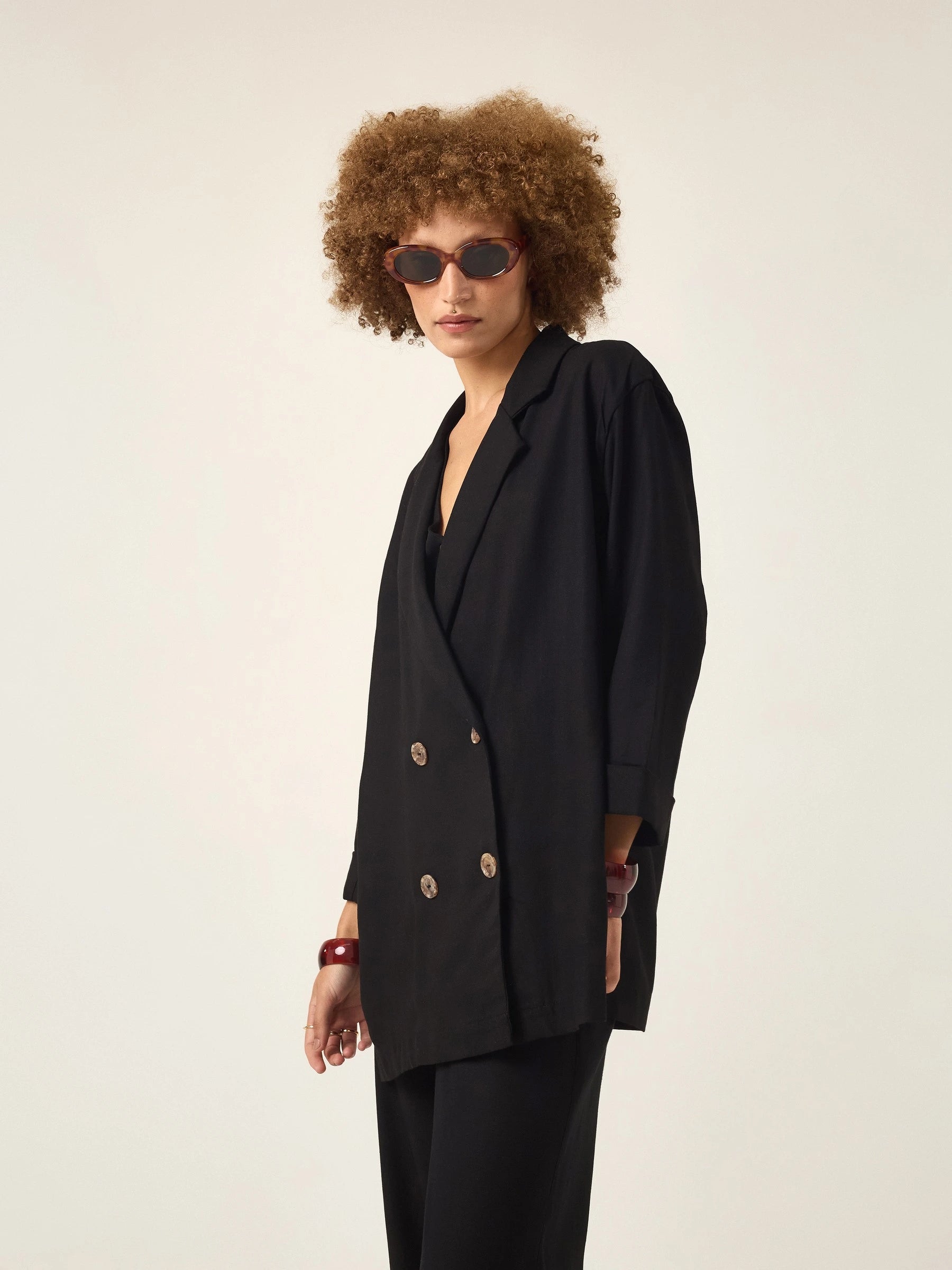 Blazer Alfaiataria Sândalo de Linho e Viscose FSC™ Preto. Compre online moda sustentável e atemporal na Minimadeia, marca slow fashion de roupas femininas. Foto produto ABR25 04