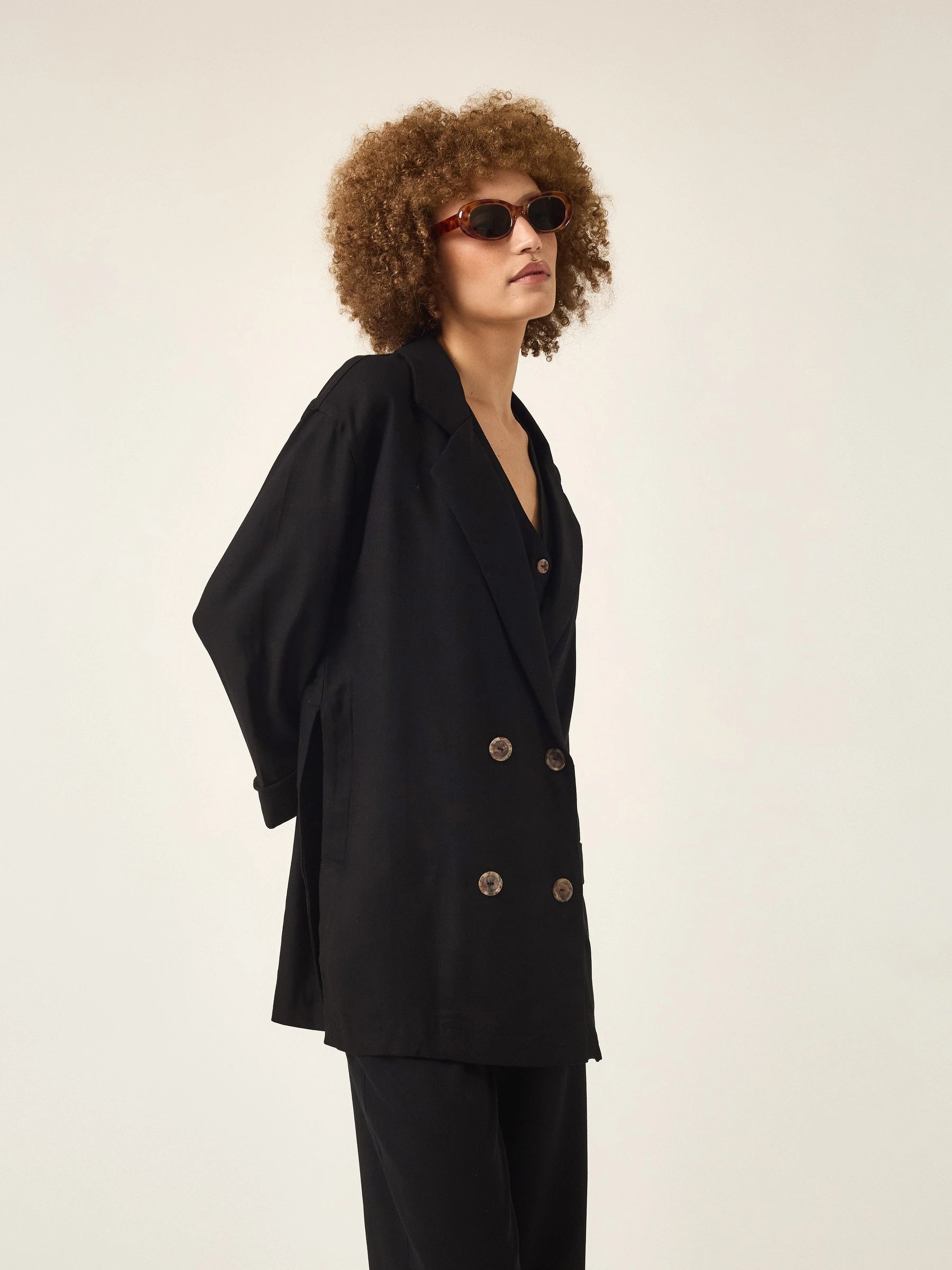 Blazer Alfaiataria Sândalo de Linho e Viscose FSC™ Preto. Compre online moda sustentável e atemporal na Minimadeia, marca slow fashion de roupas femininas. Foto produto ABR25 05