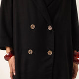 Blazer Alfaiataria Sândalo de Linho e Viscose FSC™ Preto. Compre online moda sustentável e atemporal na Minimadeia, marca slow fashion de roupas femininas. Foto produto ABR25 06