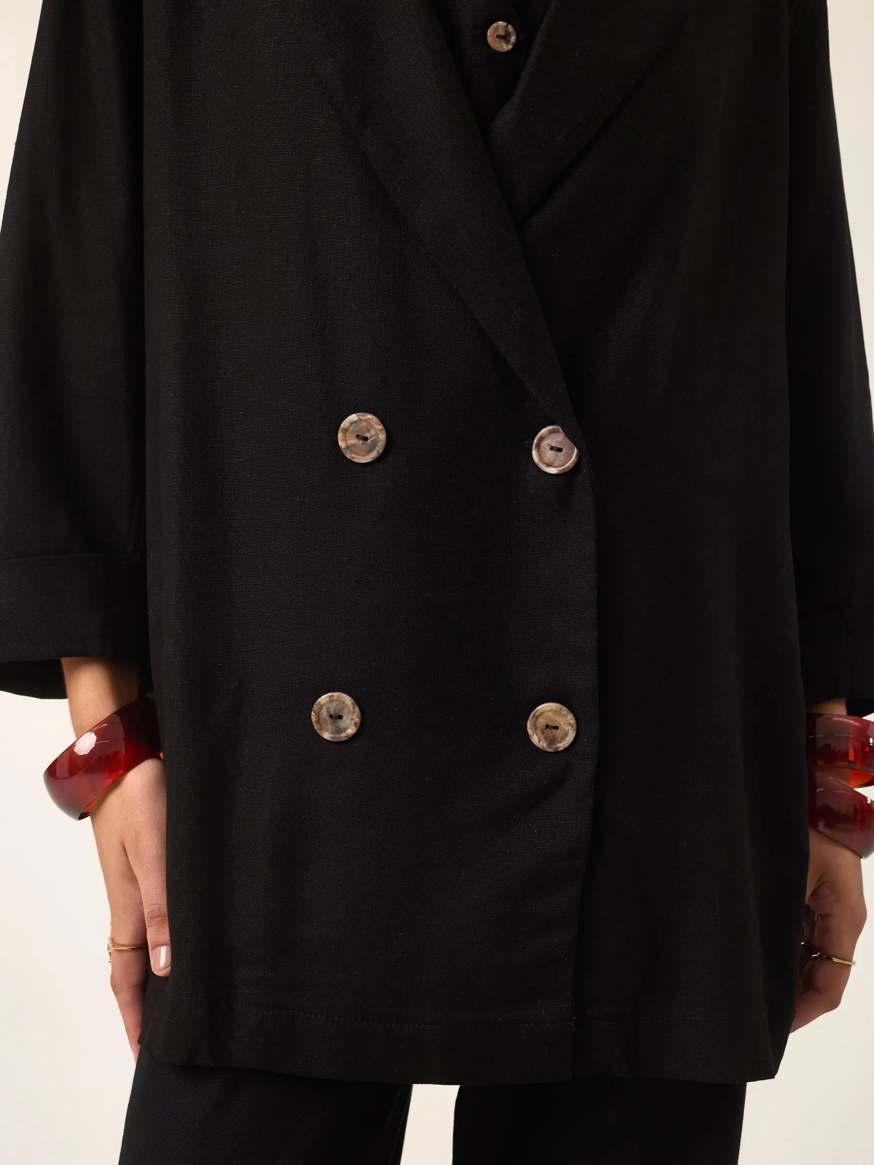 Blazer Alfaiataria Sândalo de Linho e Viscose FSC™ Preto. Compre online moda sustentável e atemporal na Minimadeia, marca slow fashion de roupas femininas. Foto produto ABR25 06