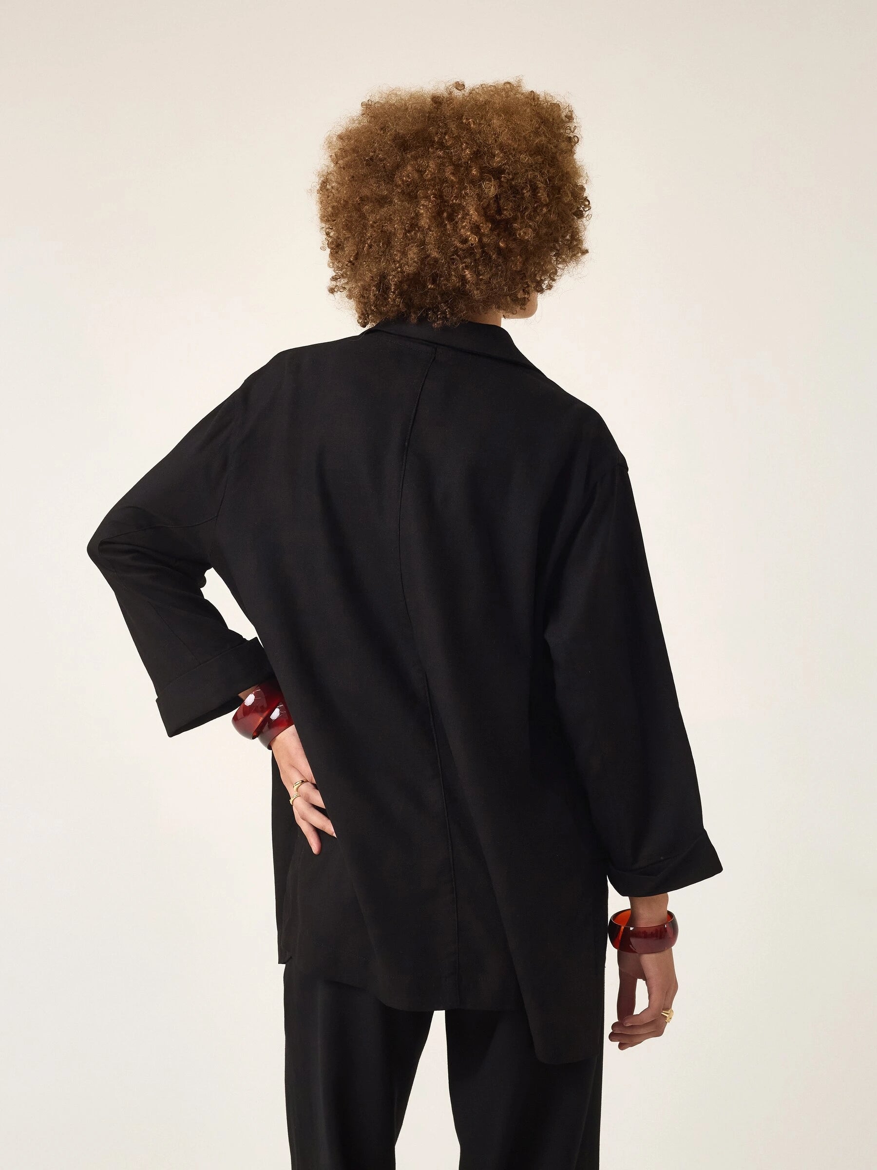 Blazer Alfaiataria Sândalo de Linho e Viscose FSC™ Preto. Compre online moda sustentável e atemporal na Minimadeia, marca slow fashion de roupas femininas. Foto produto ABR25 07