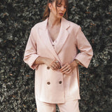 Blazer Alfaiataria Sândalo de Linho e Viscose FSC™ Rosa Claro. Compre online moda sustentável e atemporal na Minimadeia, marca slow fashion de roupas femininas. Foto produto AGO25 04