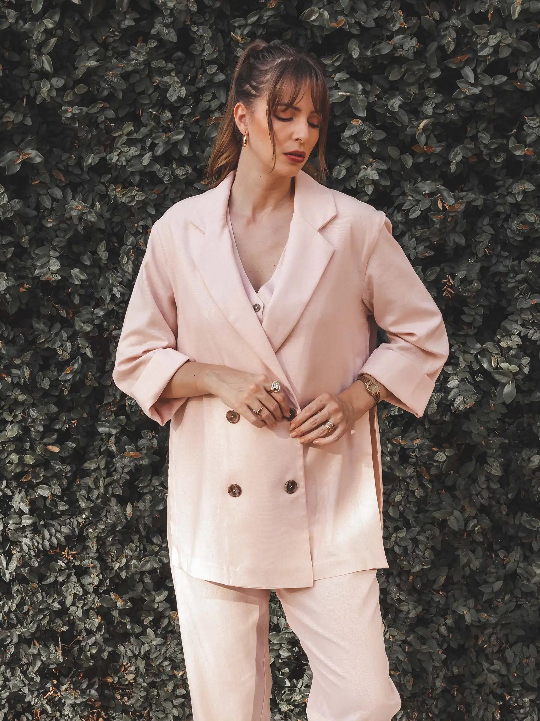 Blazer Alfaiataria Sândalo de Linho e Viscose FSC™ Rosa Claro. Compre online moda sustentável e atemporal na Minimadeia, marca slow fashion de roupas femininas. Foto produto AGO25 04