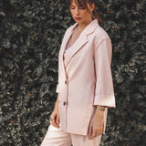 Blazer Alfaiataria Sândalo de Linho e Viscose FSC™ Rosa Claro. Compre online moda sustentável e atemporal na Minimadeia, marca slow fashion de roupas femininas. Foto produto AGO25 07