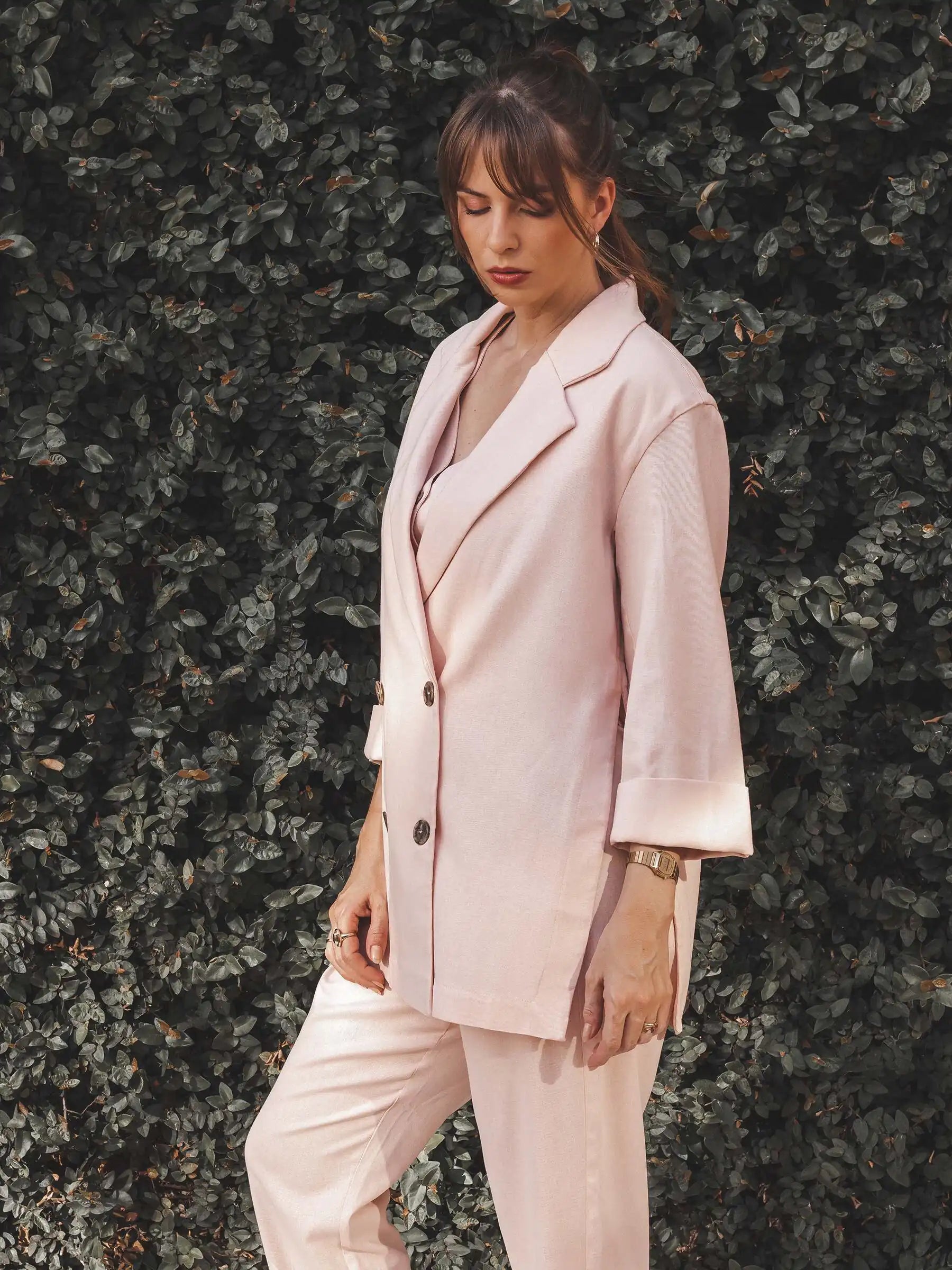 Blazer Alfaiataria Sândalo de Linho e Viscose FSC™ Rosa Claro. Compre online moda sustentável e atemporal na Minimadeia, marca slow fashion de roupas femininas. Foto produto AGO25 07