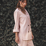 Blazer Alfaiataria Sândalo de Linho e Viscose FSC™ Rosa Claro. Compre online moda sustentável e atemporal na Minimadeia, marca slow fashion de roupas femininas. Foto produto AGO25 10