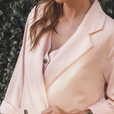 Blazer Alfaiataria Sândalo de Linho e Viscose FSC™ Rosa Claro. Compre online moda sustentável e atemporal na Minimadeia, marca slow fashion de roupas femininas. Foto produto AGO25 11
