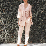 Blazer Alfaiataria Sândalo de Linho e Viscose FSC™ Rosa Claro. Compre online moda sustentável e atemporal na Minimadeia, marca slow fashion de roupas femininas. Foto produto AGO25 19