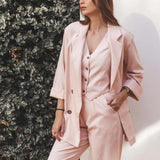 Blazer Alfaiataria Sândalo de Linho e Viscose FSC™ Rosa Claro. Compre online moda sustentável e atemporal na Minimadeia, marca slow fashion de roupas femininas. Foto produto AGO25 21