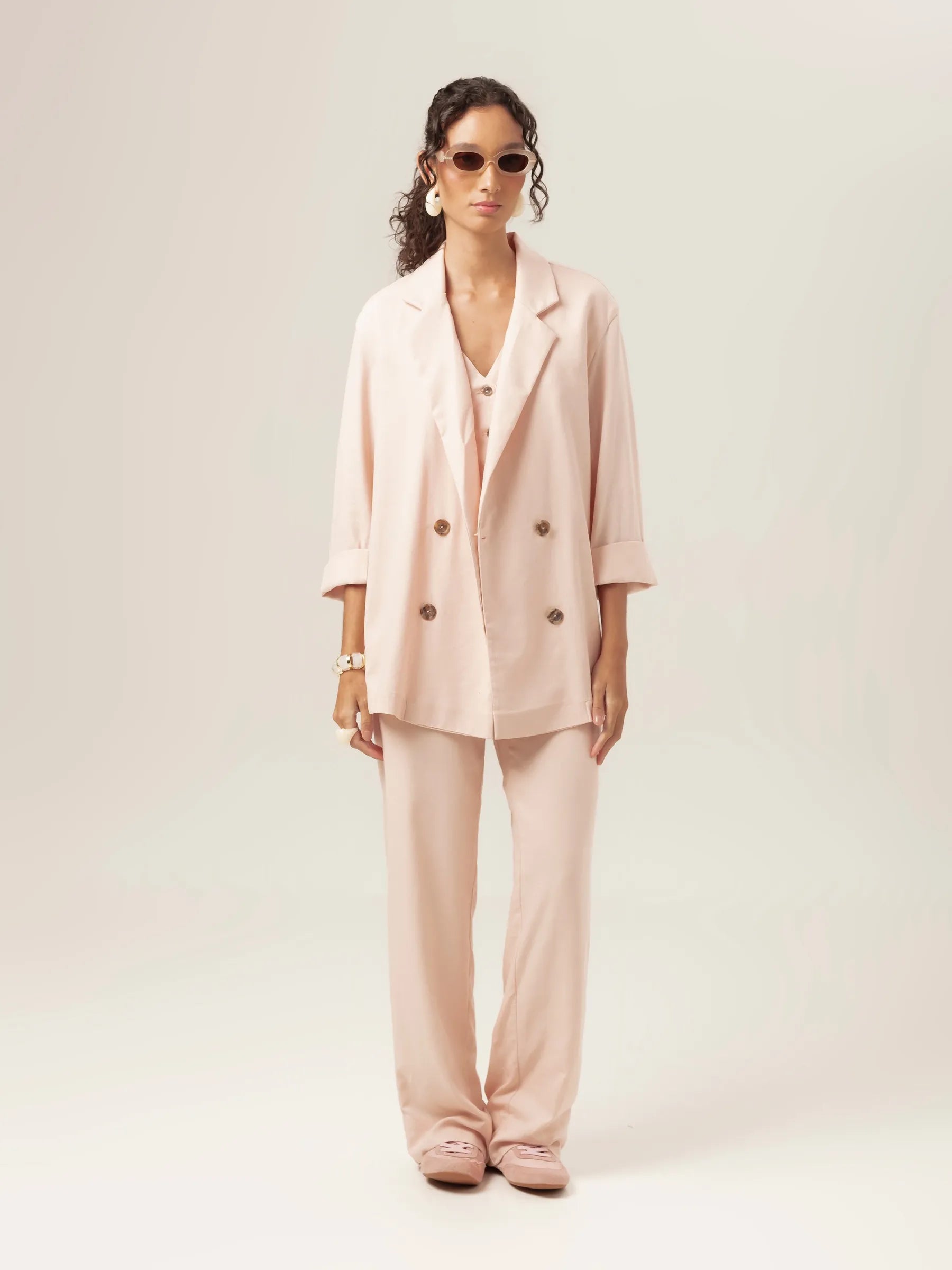 Blazer Alfaiataria Sândalo de Linho e Viscose FSC™ Rosa Claro. Compre online moda sustentável e atemporal na Minimadeia, marca slow fashion de roupas femininas. Foto produto MAR26 01