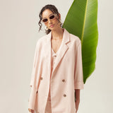 Blazer Alfaiataria Sândalo de Linho e Viscose FSC™ Rosa Claro. Compre online moda sustentável e atemporal na Minimadeia, marca slow fashion de roupas femininas. Foto produto MAR26 03