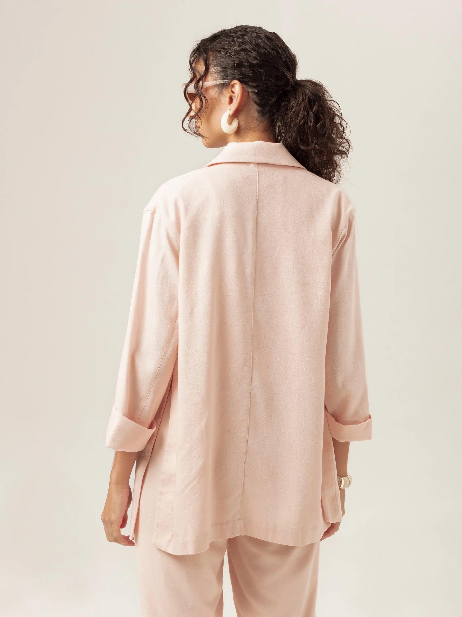 Blazer Alfaiataria Sândalo de Linho e Viscose FSC™ Rosa Claro. Compre online moda sustentável e atemporal na Minimadeia, marca slow fashion de roupas femininas. Foto produto MAR26 04