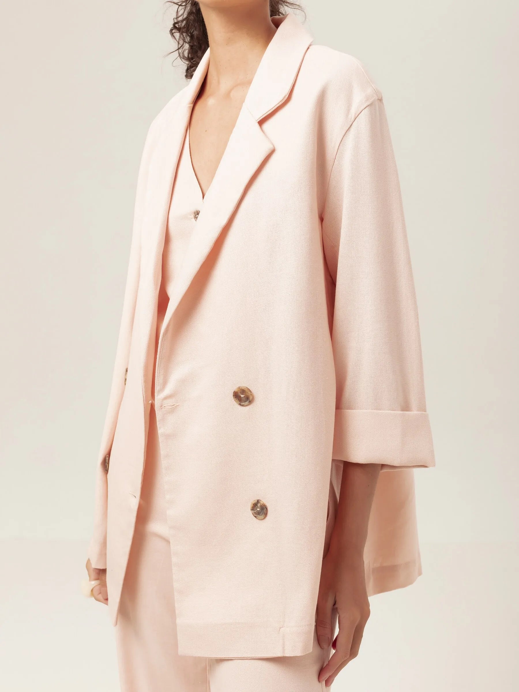 Blazer Alfaiataria Sândalo de Linho e Viscose FSC™ Rosa Claro. Compre online moda sustentável e atemporal na Minimadeia, marca slow fashion de roupas femininas. Foto produto MAR26 05