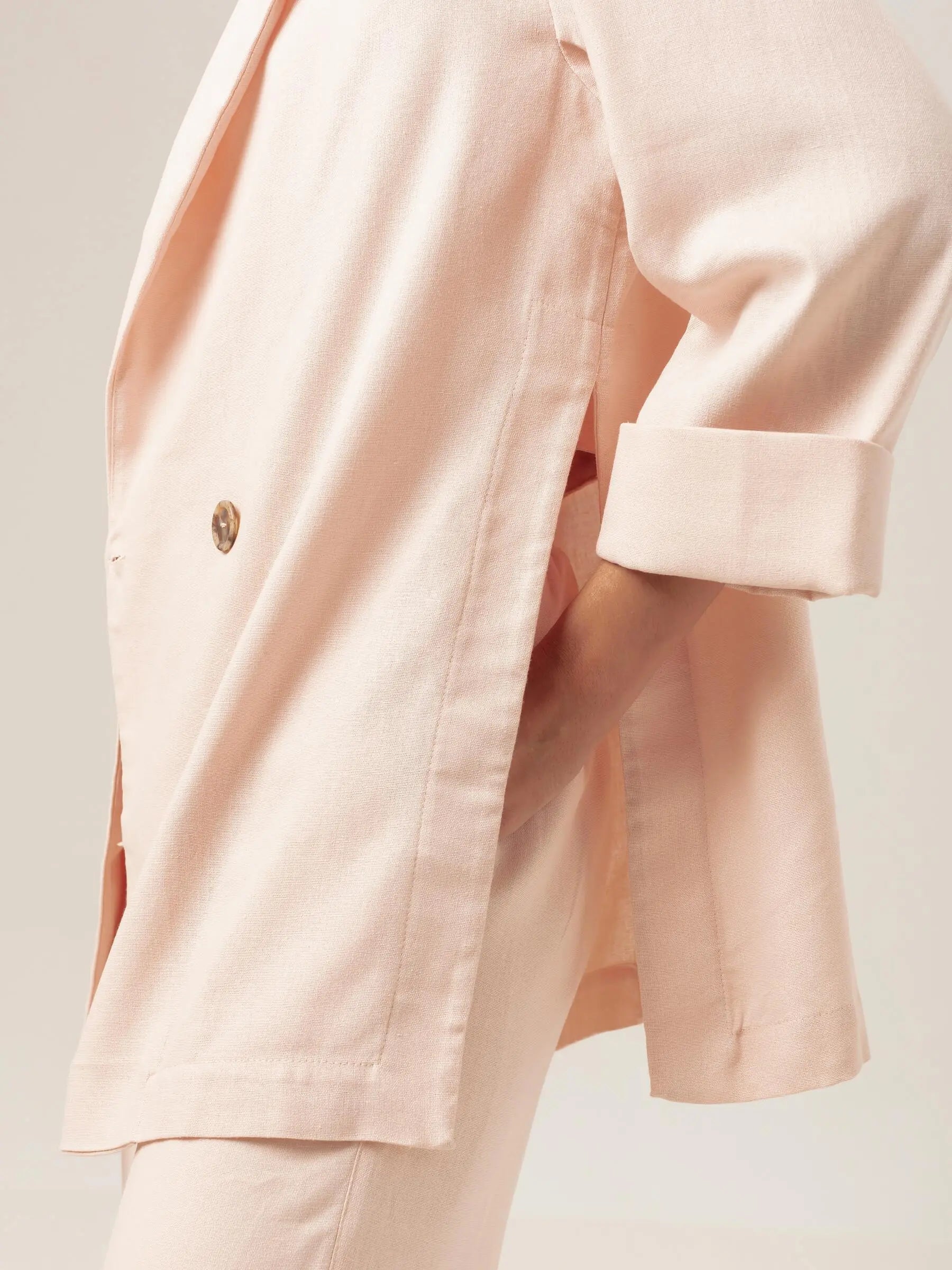 Blazer Alfaiataria Sândalo de Linho e Viscose FSC™ Rosa Claro. Compre online moda sustentável e atemporal na Minimadeia, marca slow fashion de roupas femininas. Foto produto MAR26 07