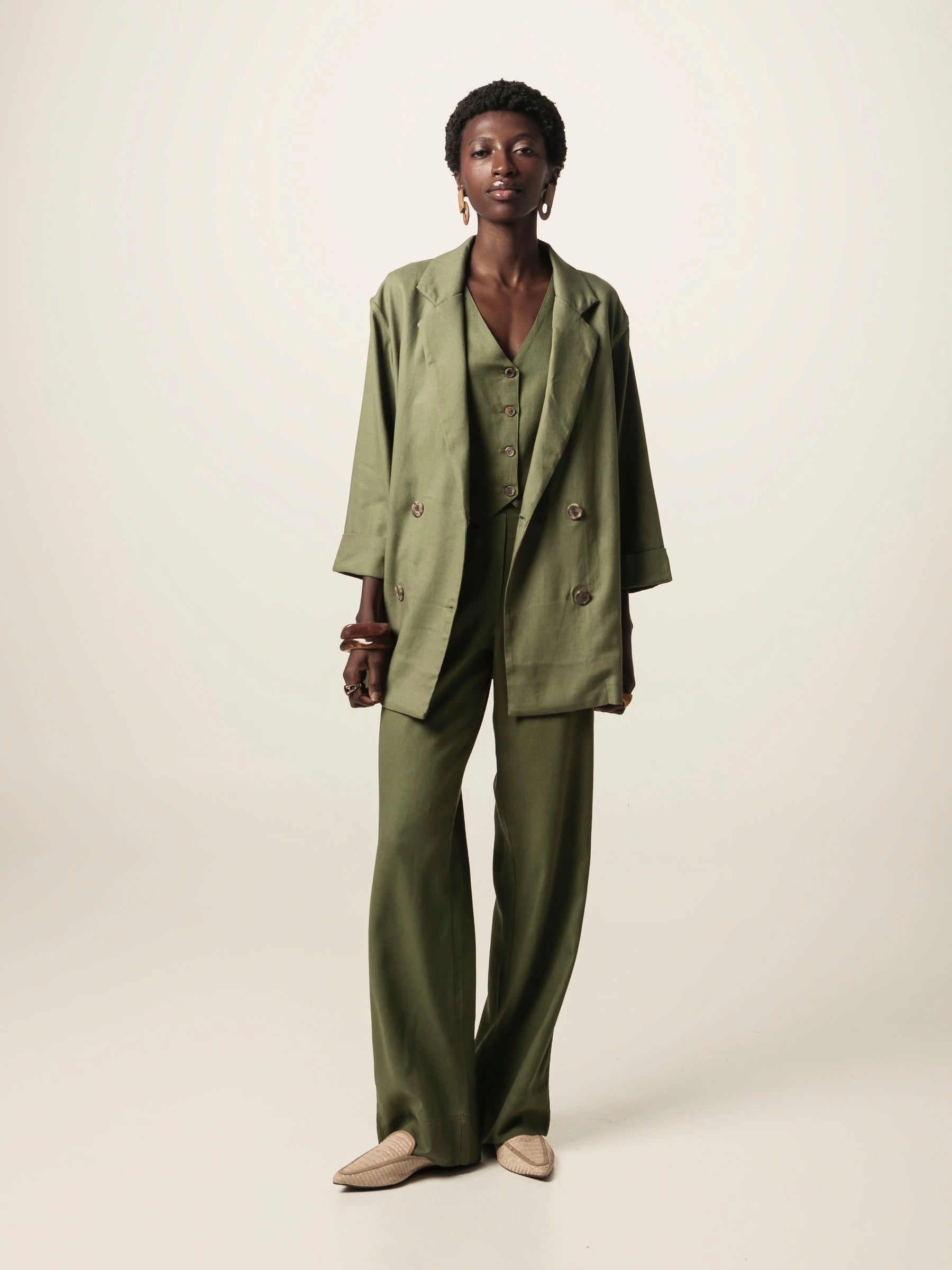Blazer Alfaiataria Sândalo de Linho e Viscose FSC™ Verde Escuro. Compre online moda sustentável e atemporal na Minimadeia, marca slow fashion de roupas femininas. Foto produto JUN26 01