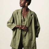 Blazer Alfaiataria Sândalo de Linho e Viscose FSC™ Verde Escuro. Compre online moda sustentável e atemporal na Minimadeia, marca slow fashion de roupas femininas. Foto produto JUN26 03