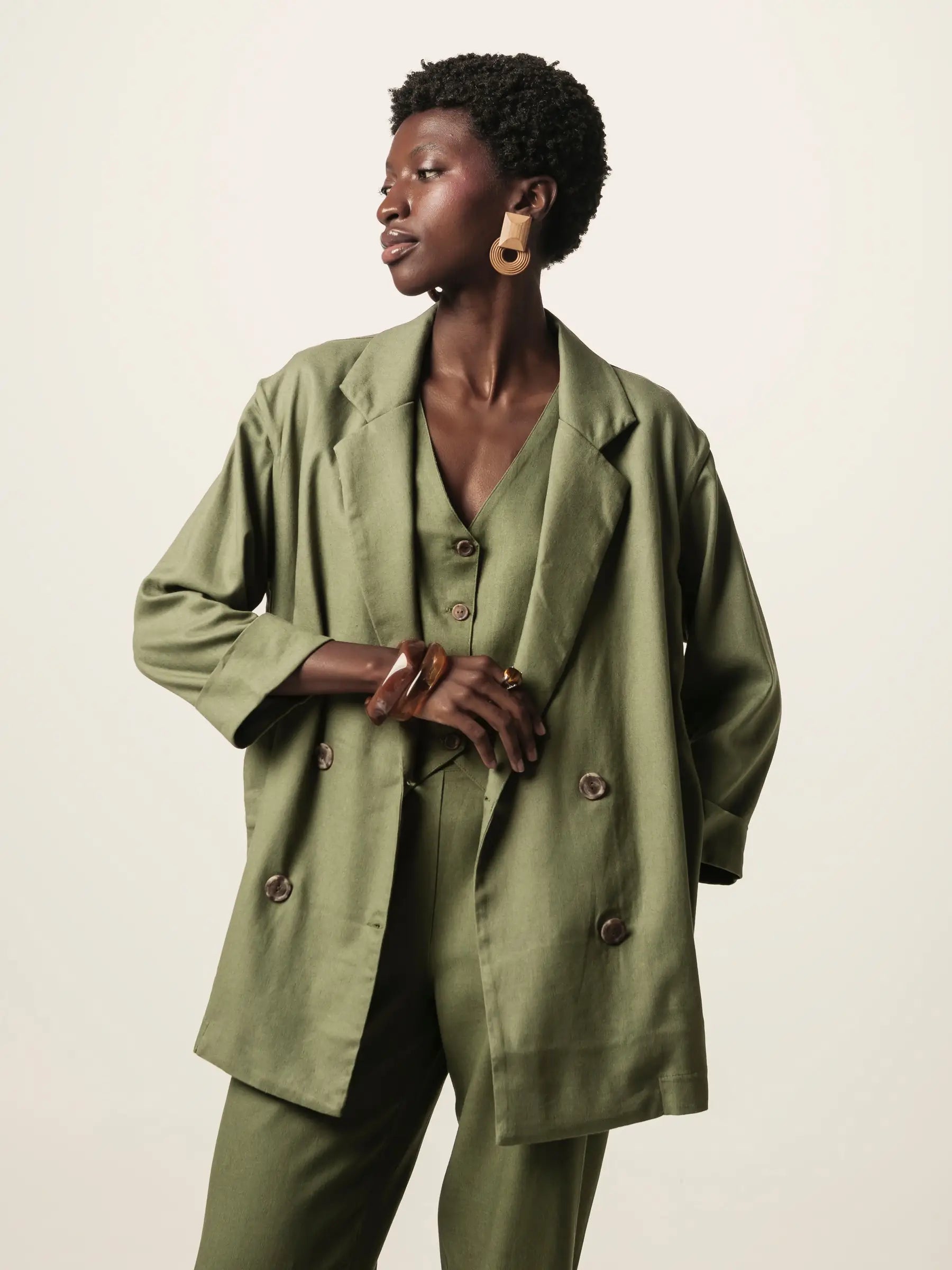 Blazer Alfaiataria Sândalo de Linho e Viscose FSC™ Verde Escuro. Compre online moda sustentável e atemporal na Minimadeia, marca slow fashion de roupas femininas. Foto produto JUN26 03