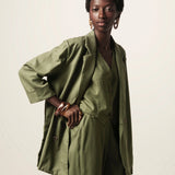 Blazer Alfaiataria Sândalo de Linho e Viscose FSC™ Verde Escuro. Compre online moda sustentável e atemporal na Minimadeia, marca slow fashion de roupas femininas. Foto produto JUN26 04