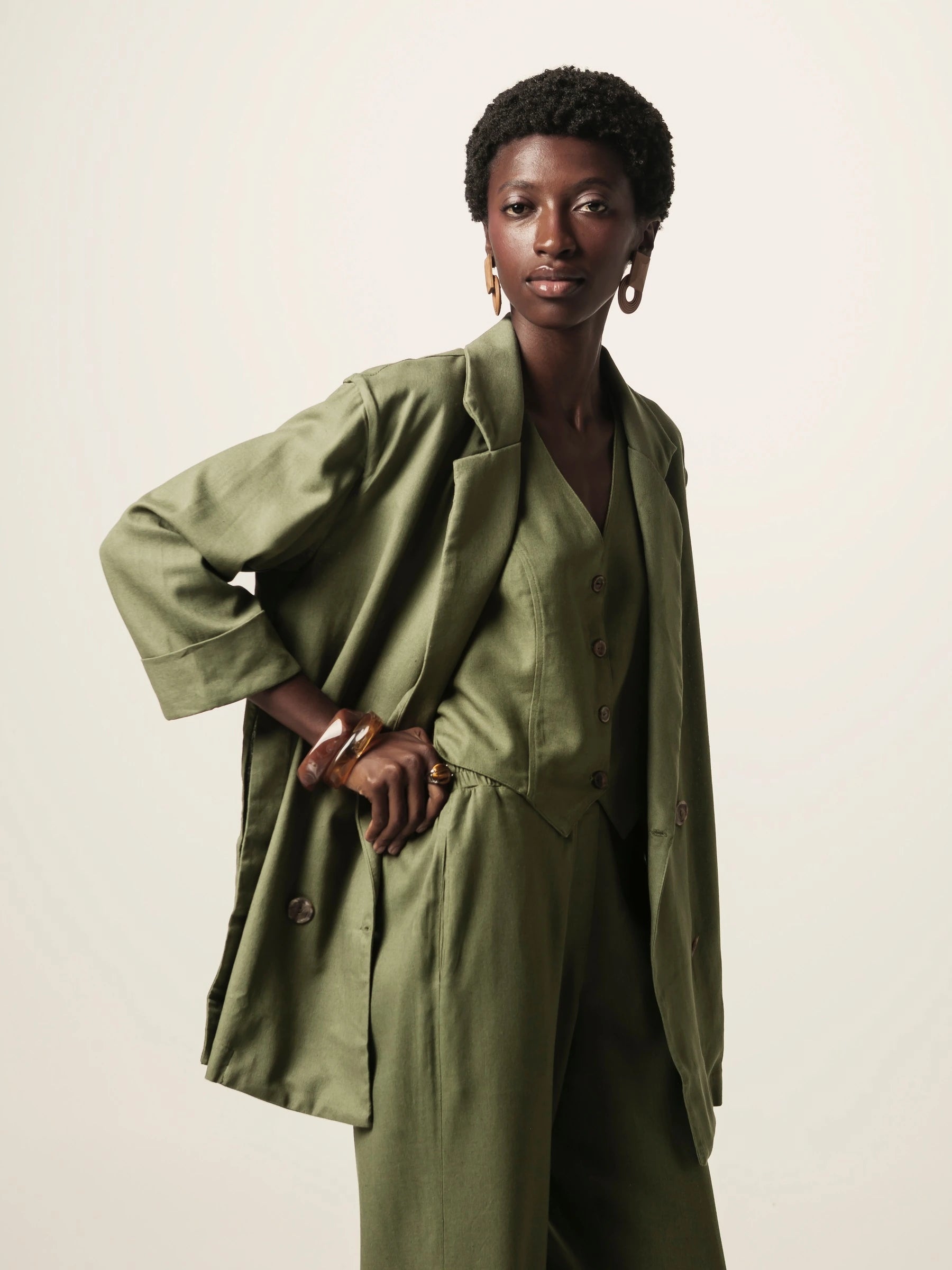 Blazer Alfaiataria Sândalo de Linho e Viscose FSC™ Verde Escuro. Compre online moda sustentável e atemporal na Minimadeia, marca slow fashion de roupas femininas. Foto produto JUN26 04