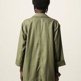 Blazer Alfaiataria Sândalo de Linho e Viscose FSC™ Verde Escuro. Compre online moda sustentável e atemporal na Minimadeia, marca slow fashion de roupas femininas. Foto produto JUN26 05