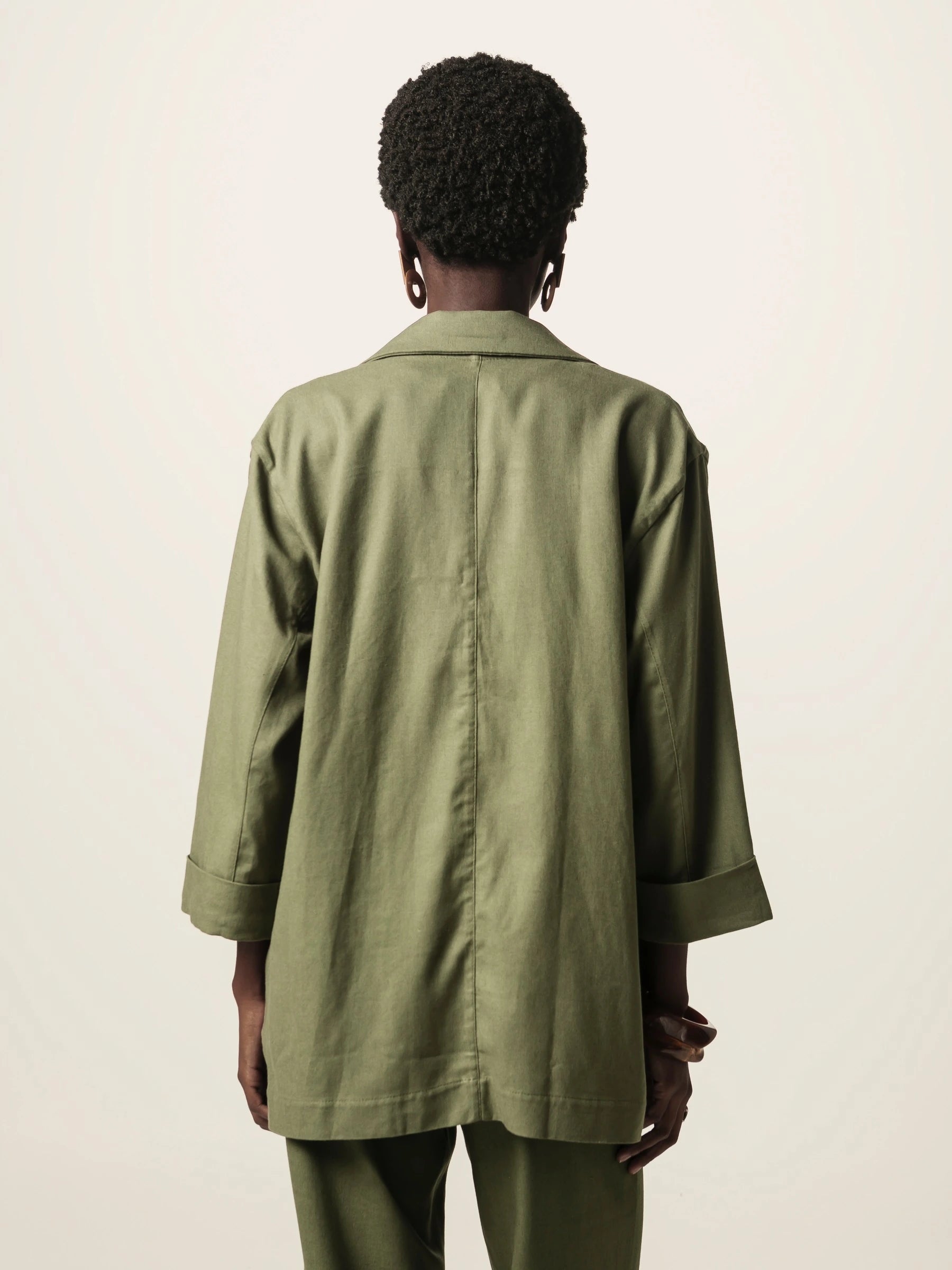 Blazer Alfaiataria Sândalo de Linho e Viscose FSC™ Verde Escuro. Compre online moda sustentável e atemporal na Minimadeia, marca slow fashion de roupas femininas. Foto produto JUN26 05