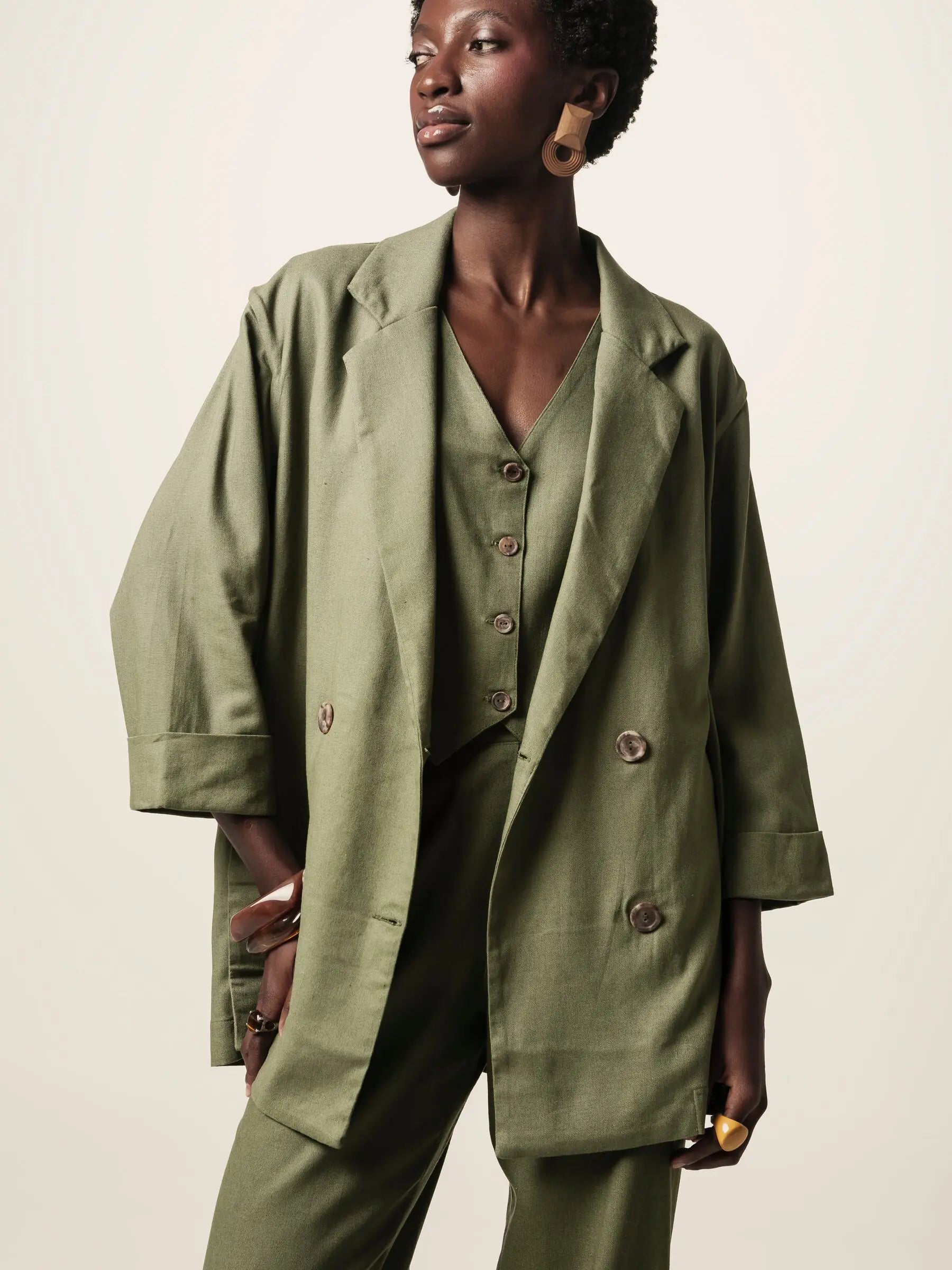 Blazer Alfaiataria Sândalo de Linho e Viscose FSC™ Verde Escuro. Compre online moda sustentável e atemporal na Minimadeia, marca slow fashion de roupas femininas. Foto produto JUN26 07