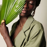 Blazer Alfaiataria Sândalo de Linho e Viscose FSC™ Verde Escuro. Compre online moda sustentável e atemporal na Minimadeia, marca slow fashion de roupas femininas. Foto produto JUN26 10