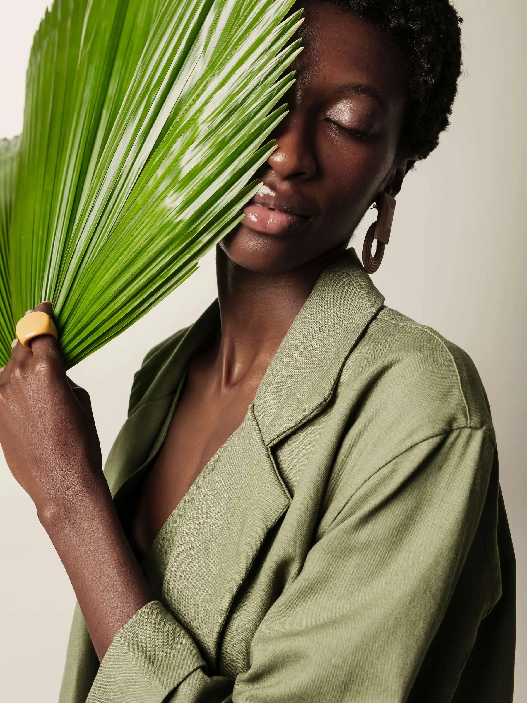Blazer Alfaiataria Sândalo de Linho e Viscose FSC™ Verde Escuro. Compre online moda sustentável e atemporal na Minimadeia, marca slow fashion de roupas femininas. Foto produto JUN26 10