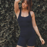 Regata Flora Seamless Azul Escuro Athleisure. Compre online moda sustentável e atemporal na Minimadeia, marca slow fashion de roupas femininas. Foto produto SET25 04