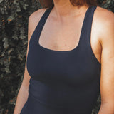 Regata Flora Seamless Azul Escuro Athleisure. Compre online moda sustentável e atemporal na Minimadeia, marca slow fashion de roupas femininas. Foto produto SET25 09