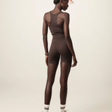 Regata Flora Seamless Marrom Escuro Activewear. Compre online moda sustentável e atemporal na Minimadeia, marca slow fashion de roupas femininas. Foto produto JUN26 03