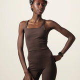 Regata Flora Seamless Marrom Escuro Activewear. Compre online moda sustentável e atemporal na Minimadeia, marca slow fashion de roupas femininas. Foto produto JUN26 05