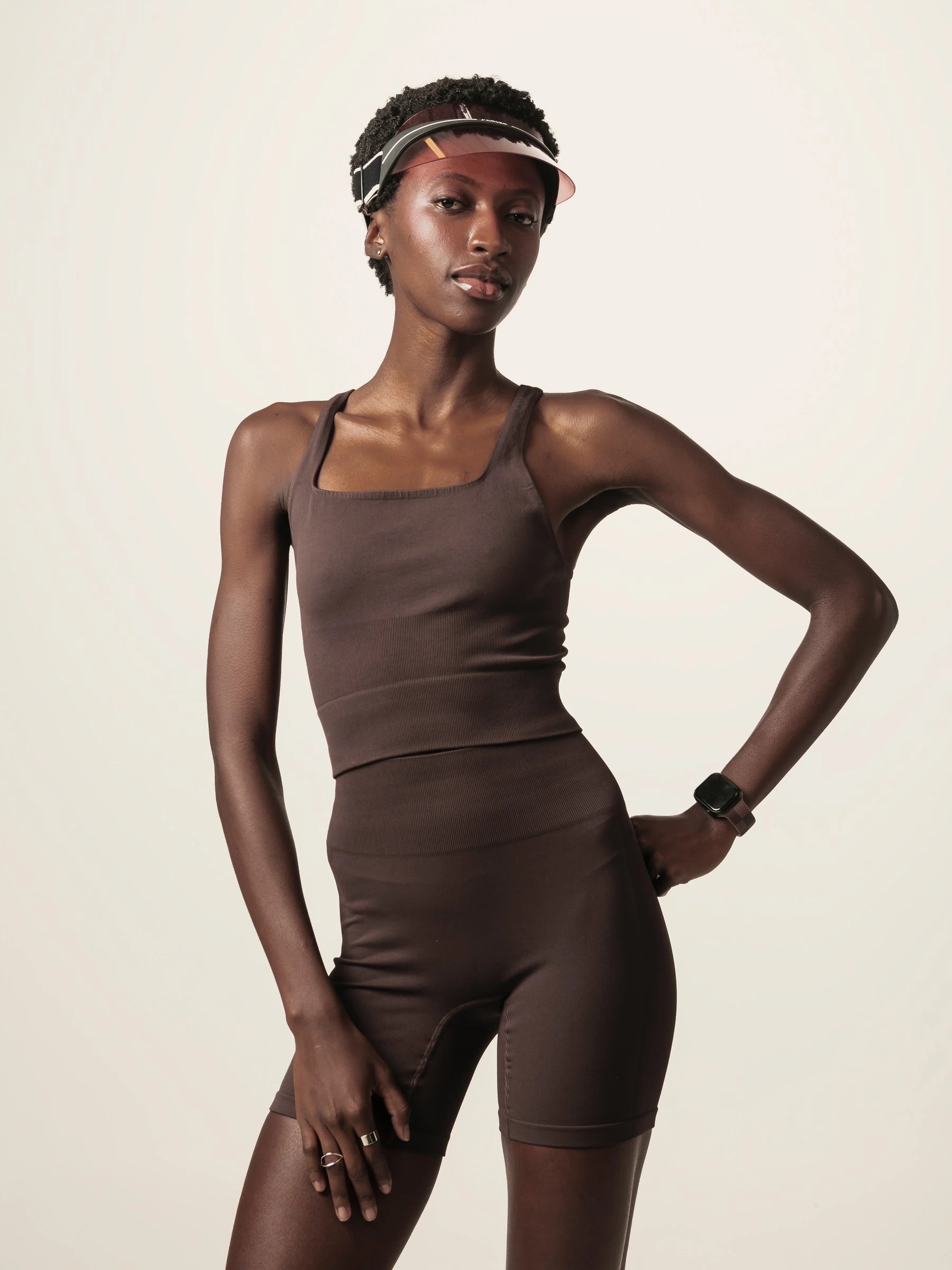 Regata Flora Seamless Marrom Escuro Activewear. Compre online moda sustentável e atemporal na Minimadeia, marca slow fashion de roupas femininas. Foto produto JUN26 05