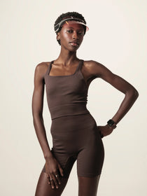 Regata Flora Seamless Marrom Escuro Activewear. Compre online moda sustentável e atemporal na Minimadeia, marca slow fashion de roupas femininas. Foto produto JUN26 05