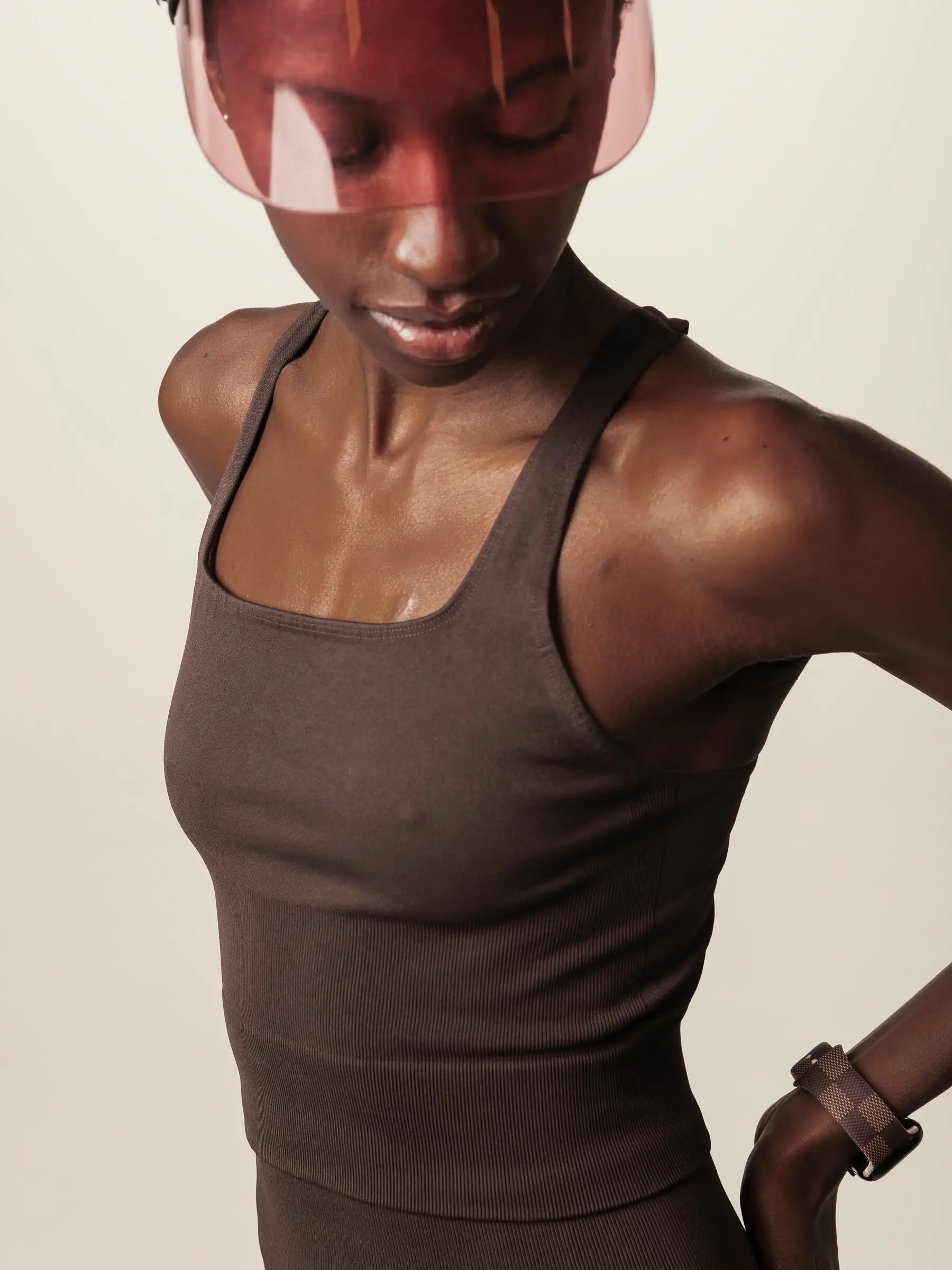 Regata Flora Seamless Marrom Escuro Activewear. Compre online moda sustentável e atemporal na Minimadeia, marca slow fashion de roupas femininas. Foto produto JUN26 09