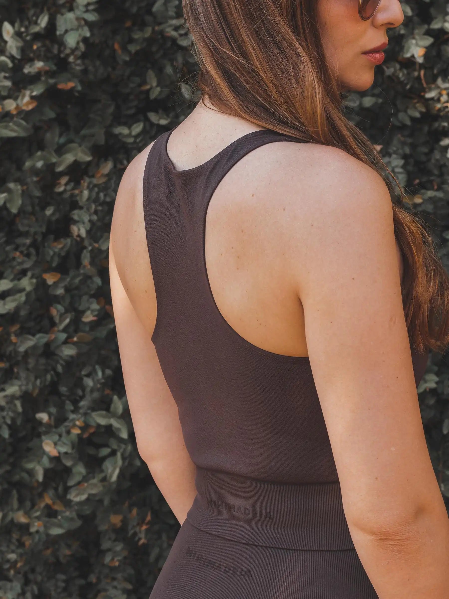Regata Flora Seamless Marrom Escuro Athleisure. Compre online moda sustentável e atemporal na Minimadeia, marca slow fashion de roupas femininas. Foto produto SET25 11
