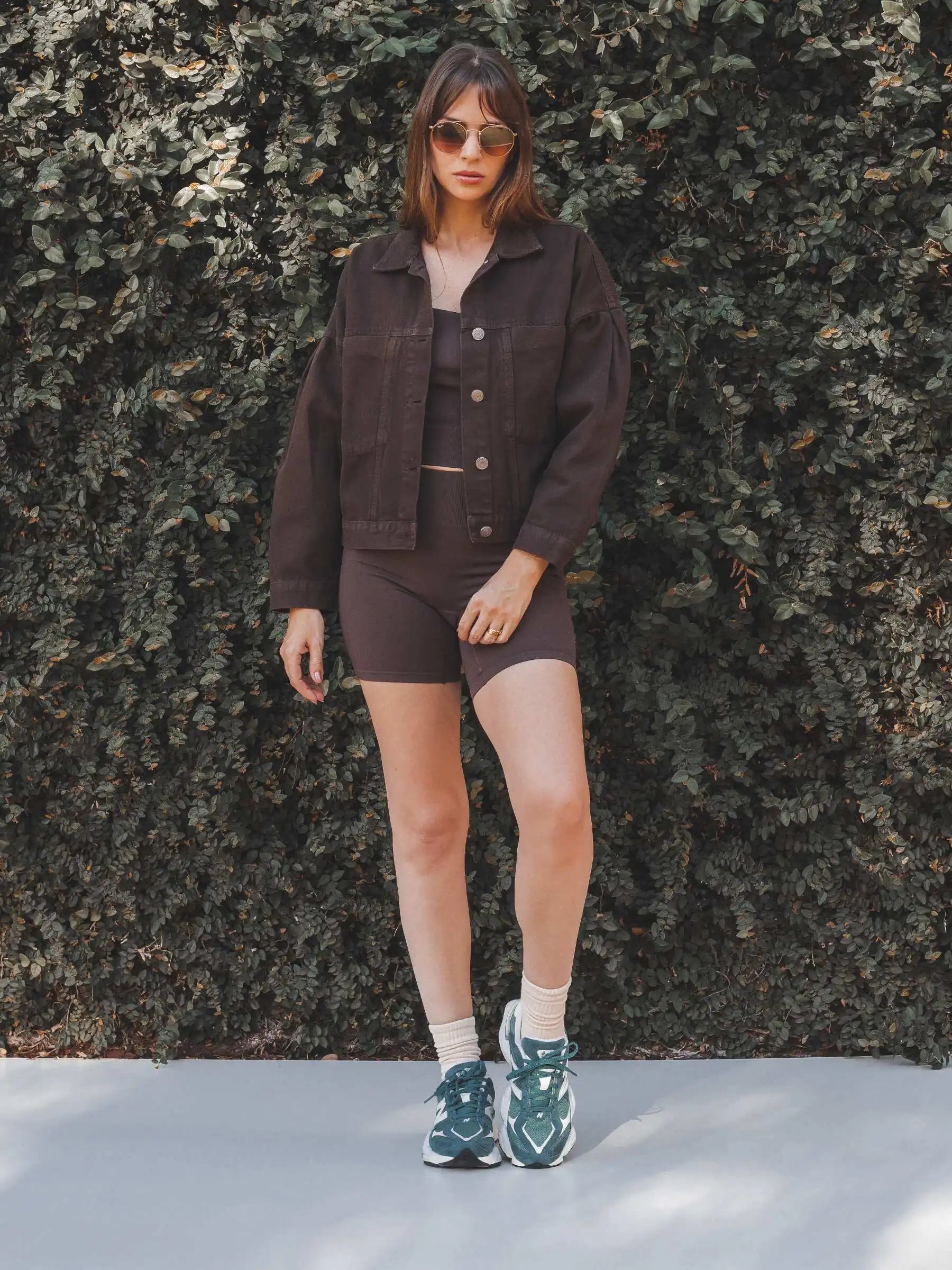 Regata Flora Seamless Marrom Escuro Athleisure. Compre online moda sustentável e atemporal na Minimadeia, marca slow fashion de roupas femininas. Foto produto SET25 13