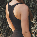 Regata Flora Seamless Preta  Athleisure. Compre online moda sustentável e atemporal na Minimadeia, marca slow fashion de roupas femininas. Foto produto SET25 10