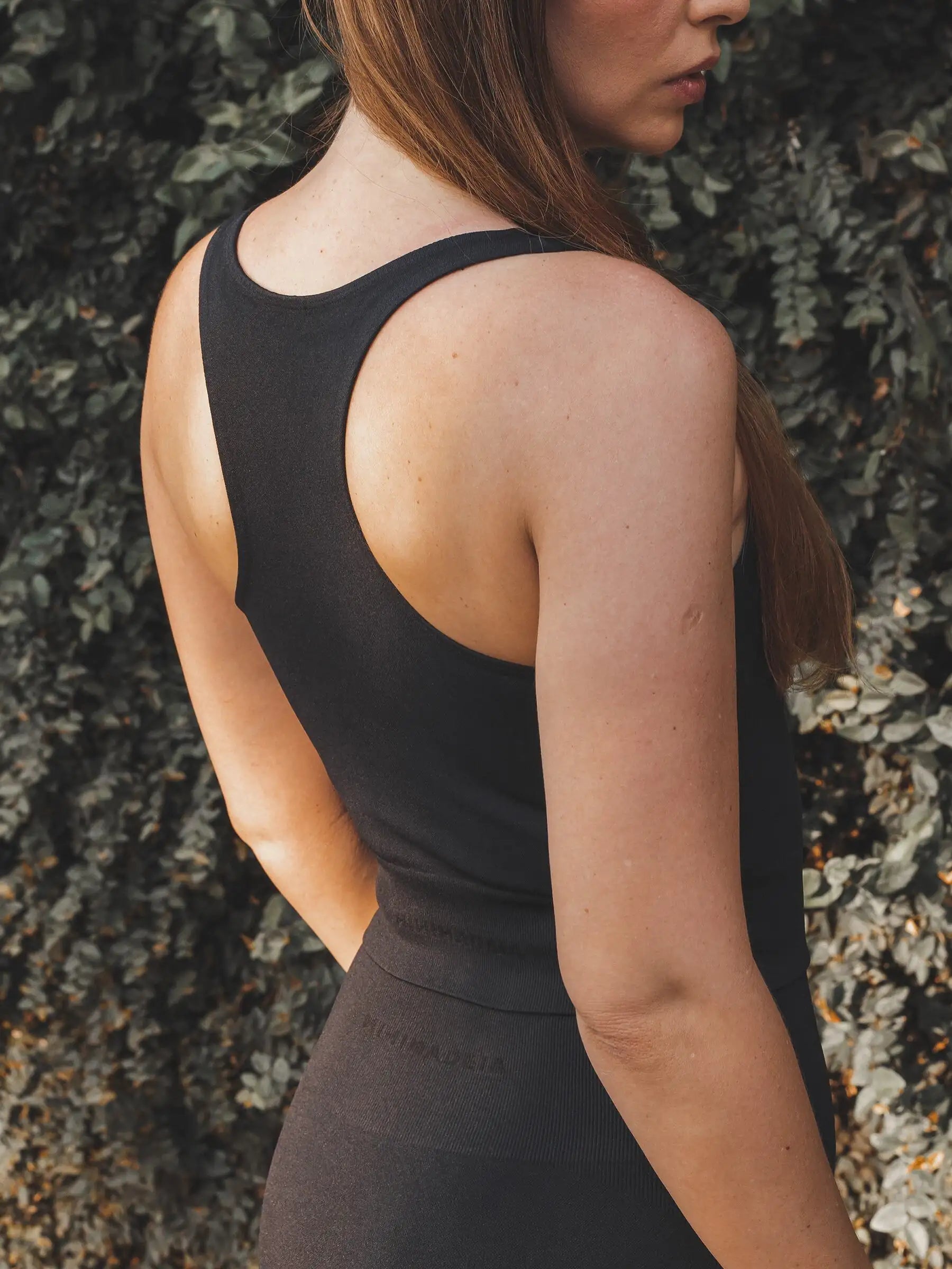 Regata Flora Seamless Preta  Athleisure. Compre online moda sustentável e atemporal na Minimadeia, marca slow fashion de roupas femininas. Foto produto SET25 10
