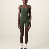 Regata Flora Seamless Verde Escuro Activewear. Compre online moda sustentável e atemporal na Minimadeia, marca slow fashion de roupas femininas. Foto produto JUN26 01